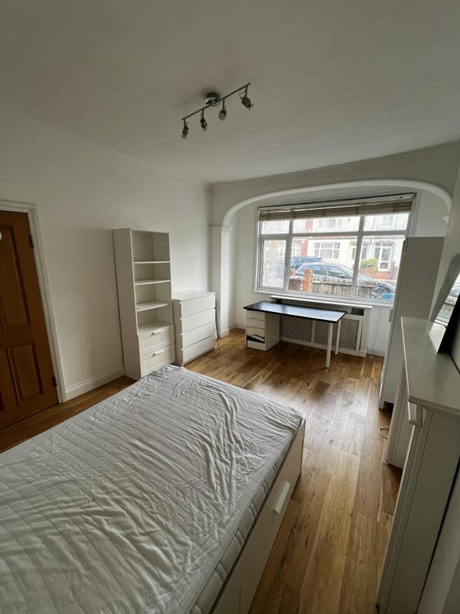 Two besties looking for a new roomie Main Photo