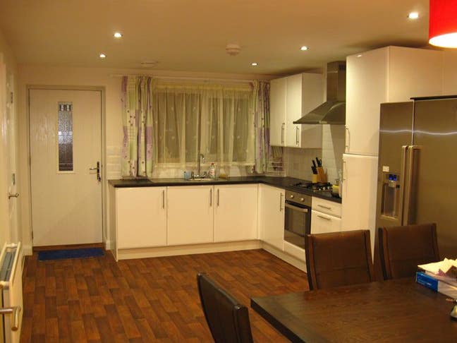 Elegant Double Room in a Quiet Newly Modern House Main Photo