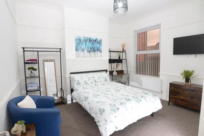 Modern Large Room -  Newly Decorated. Main Photo