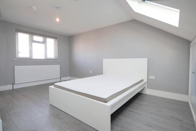Ensuite Loft Room to Rent Near Queensbury Station Main Photo