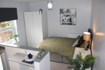 Beautifully Furnished Golden Triangle Bedsit Main Photo
