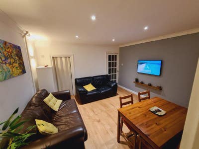 Large Double Bedroom – All Bills Included – Close  Main Photo