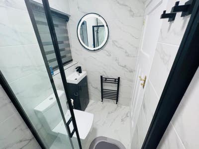 Single Bedroom in a Modern, Well-Maintain Main Photo
