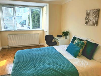Large Double 5min Walk to Finchley Central Station Main Photo