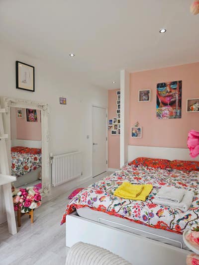 En suite bedroom with walk in dressing Main Photo