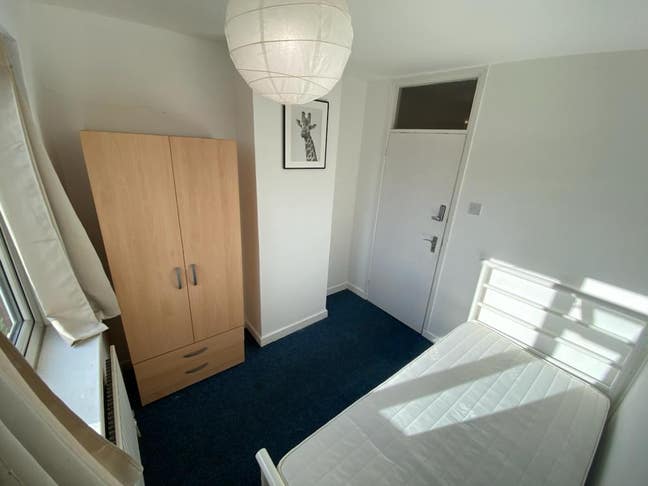 Lovely Single at Manor House, No Fees Main Photo