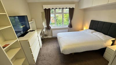 Luxury Room WiFi TV Parking All Bills Included Main Photo