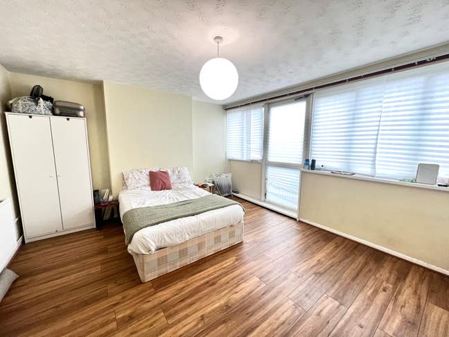 3 Bedroom Maisonette to Let In Aldgate E1 Main Photo