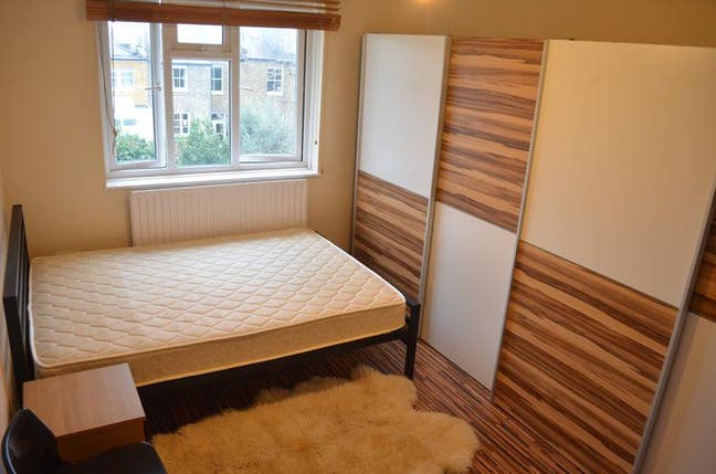 Bright room to rent very close to transport     Main Photo