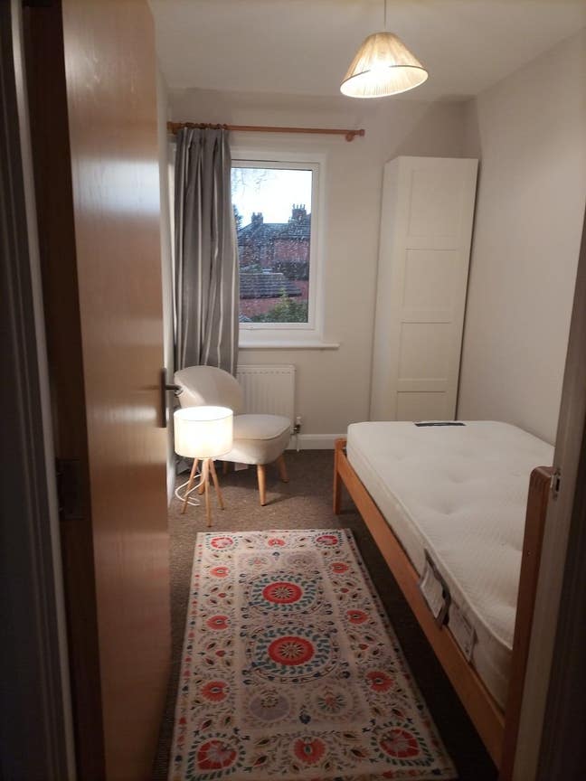 Immaculate, cozy single room overlooking garden. Main Photo