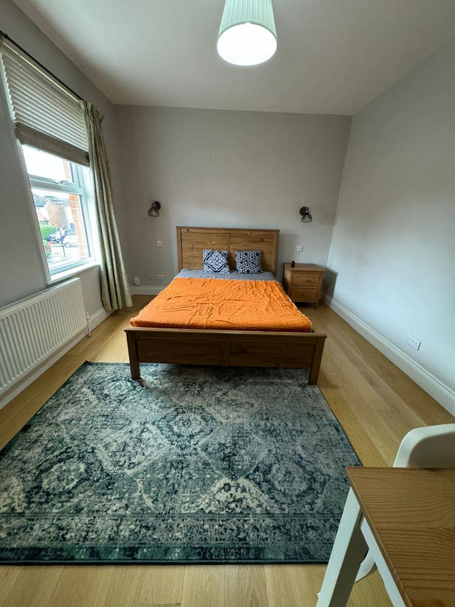 Beautiful Large Studio Flat for Rent in Feltham Main Photo