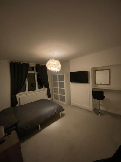 Large double bedroom in a beautiful home Main Photo