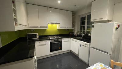 Fantastic two bed whole house (2 double bedrooms) Main Photo