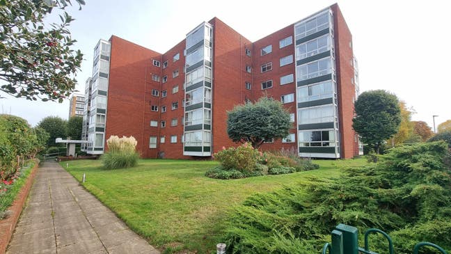 Excellent Very Large Room in Riverside Development Main Photo