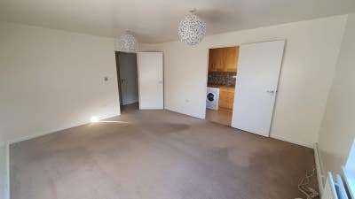 2 bedroom flat 1 minute walk to Goldhawk Road Main Photo