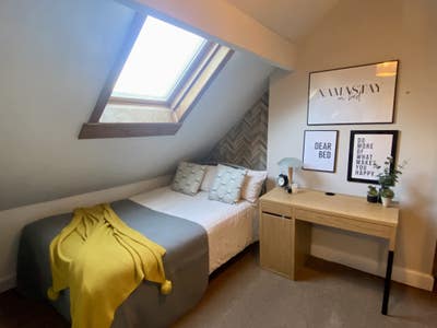 &pound;500 inc bedroom available August Main Photo