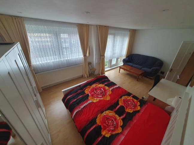 Massive Room with Lounge in social Flat Main Photo