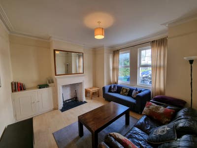 Amazing 4 bedroom 2 bathroom house with garden Main Photo