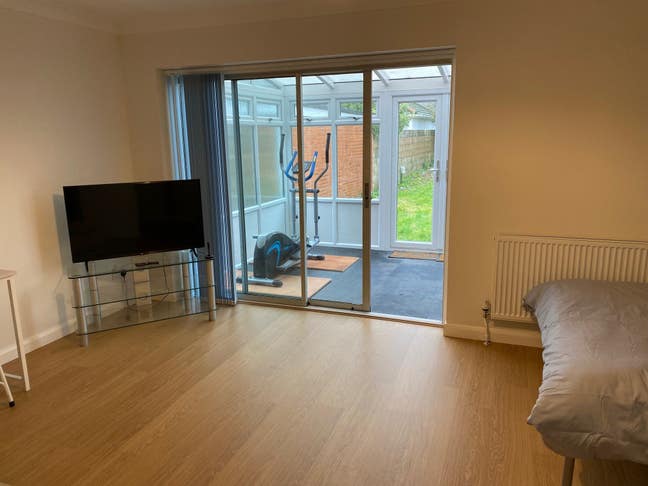 Very Large Room, Conservatory & Private Bathroom Main Photo