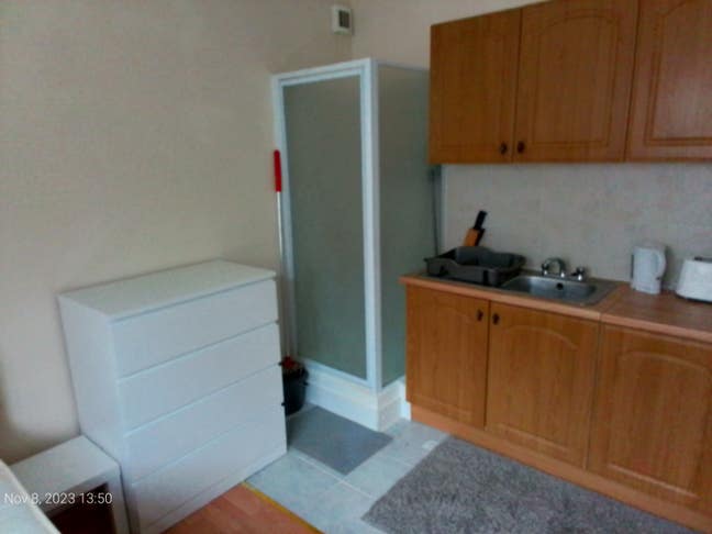 Warm room with own kitchen area and shower  Main Photo