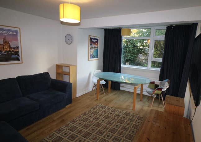 Two bedroom flat in Southfields Main Photo