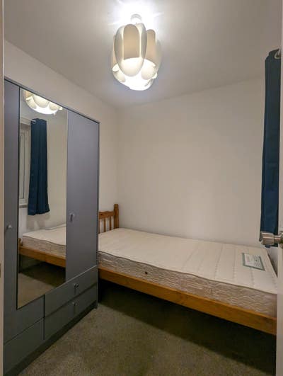 Single room available by train station  Main Photo
