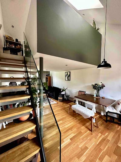 Modern 3 bed Upside Down Townhouse (renovated) Main Photo