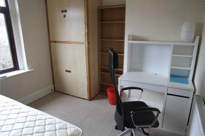 Room in a shared house Main Photo