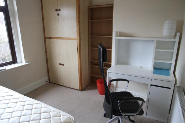 Room in a shared house Main Photo