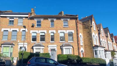 Beautiful garden flat, 12-19 July (short let) Main Photo