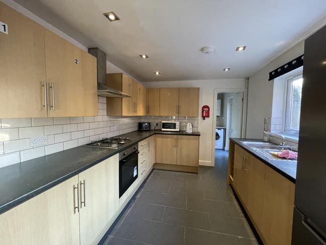 Lovely rooms off Newland Avenue! Main Photo