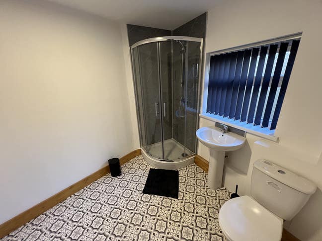Brand New Renovated 5 Bedroom En-Suite Rooms Main Photo