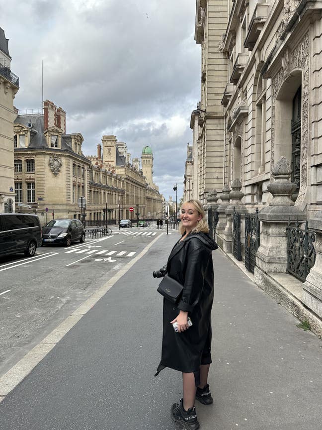 26y/o woman looking for flat share south of river  Main Photo