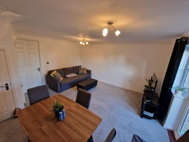 Furnished rooms in spacious family house. Main Photo