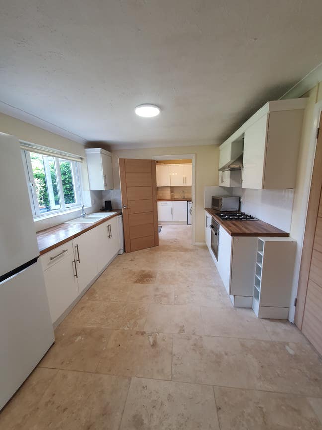 Single Room Detach House nr MET Station Northwood Main Photo