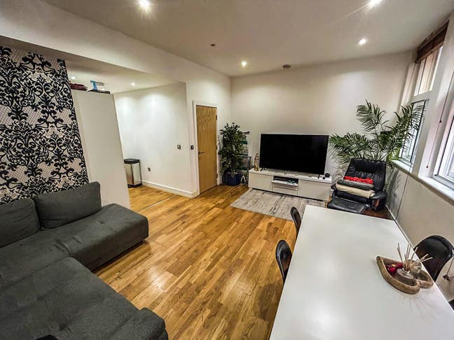 2 bedroom flat in central with 2 bathrooms !  Main Photo