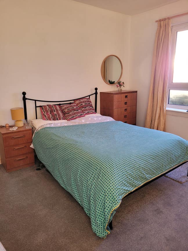 Sunny room with big windows and pleasant outlook Main Photo