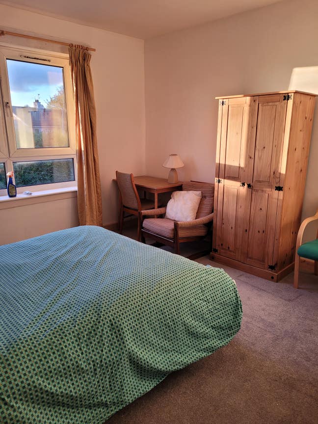 Sunny room with big windows and pleasant outlook Main Photo