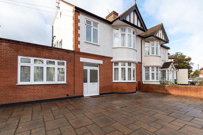 Clean room with En-suite bathroom in Willesden Main Photo