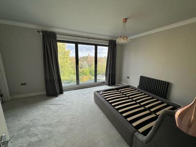 Spacious en-suite with great location and view Main Photo