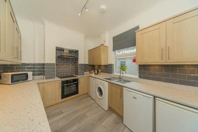 Double room in clean, modern shared house Main Photo