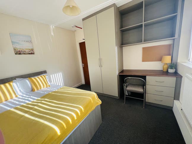 Large House with Private Parking-No Deposit Option Main Photo