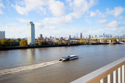 Two-Bedroom River-View Sub-Penthouse Canary Wharf Main Photo