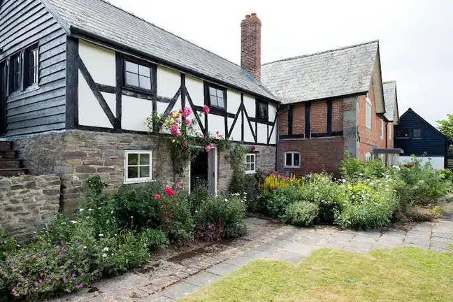 Pretty cottage in idyllic lakeside Wyeside setting Main Photo