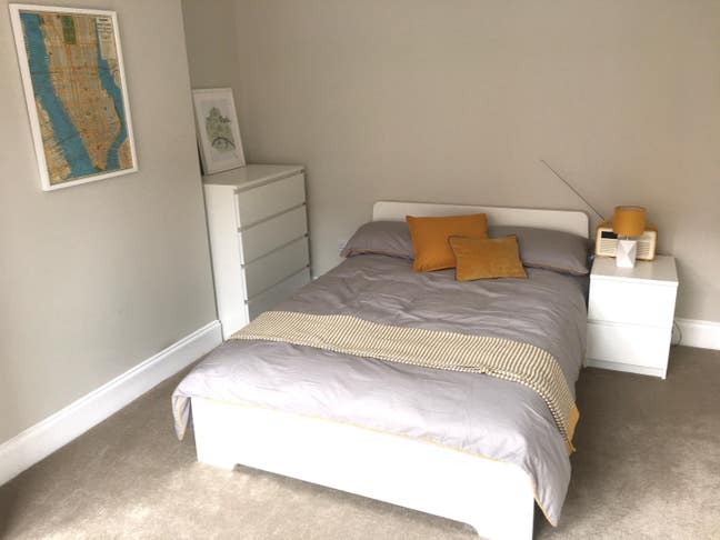 Large double room in renovated friendly house Main Photo