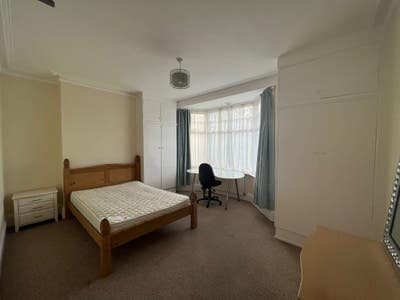 Large double room available *small house share* Main Photo