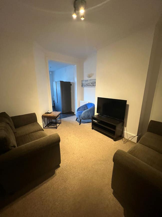 Large double room available *small house share* Main Photo