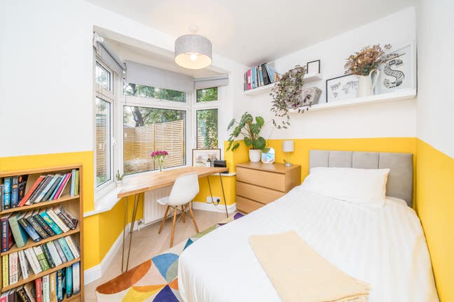 Mon-Fri. Single bright room to rent in Surbiton Main Photo