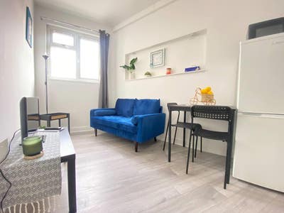 1 bed flat, prime location, 5min walk to Barkerloo Main Photo