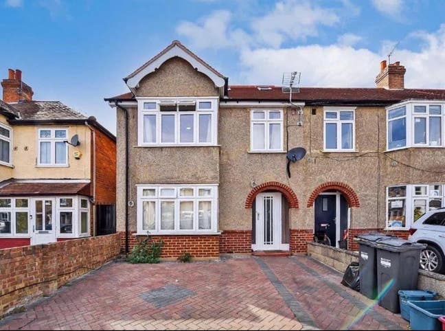 Comfort Meets Convenience: En-Suite Living Main Photo